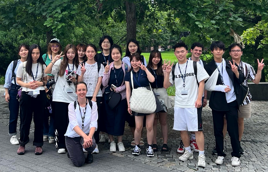 Group photo of Shanghai University of Finance and Economics students